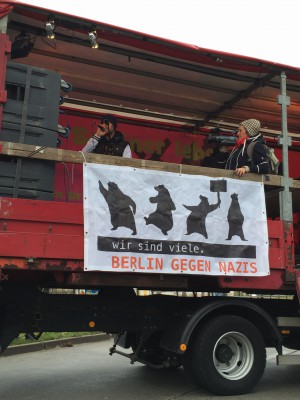 Der Wagen der Kundgebung von Hellersdorf hilft