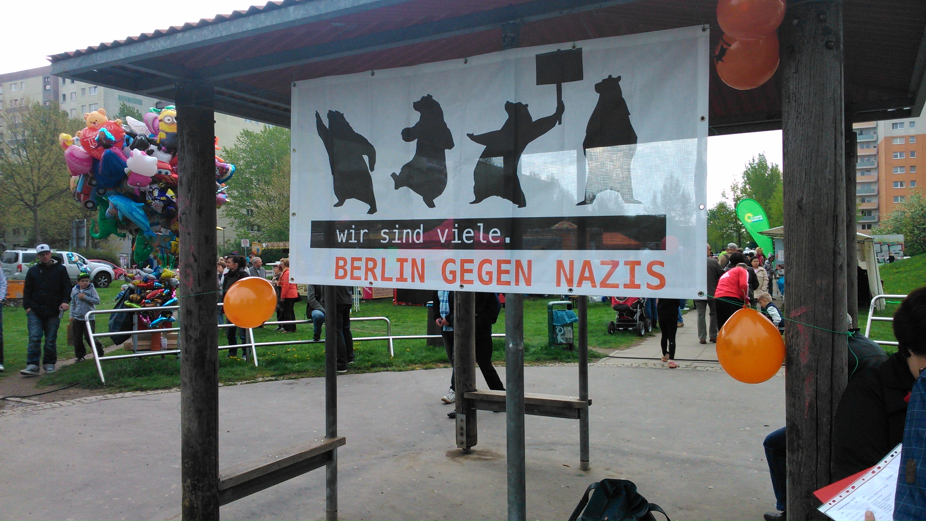 Mit dem Fest "Bunte Platte" wolle man ein "ein Zeichen setzen für eine weltoffene Gesellschaft und ein friedliches, demokratisches Miteinander", so das Lichtenberger Bündnis. Dazu gab es auf zahlreichen Ständen passendes Informationsmaterial - u.a. von Berlin gegen Nazis.